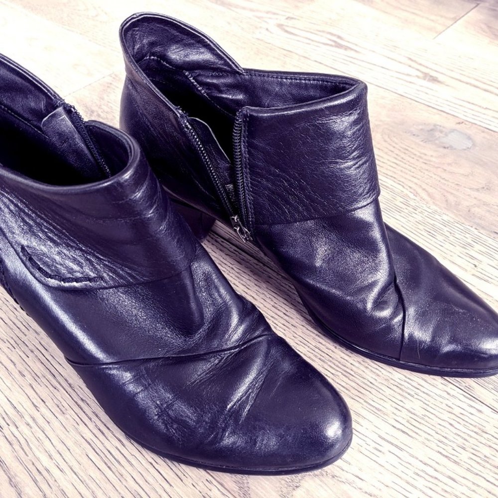 Spring Step Black Leather Booties side zip Size 8